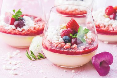 berry soslu panna cotta ile gözlük yakın çekim görünümü, ahududu ve taze nane