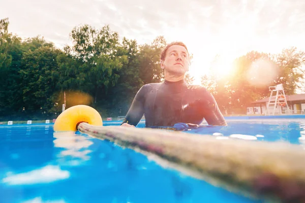 Nadador Masculino Profesional Piscina Aire Libre Atardecer — Foto de Stock