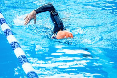 yüzme havuzunda profesyonel orta yaşlı sporcu eğitimi     