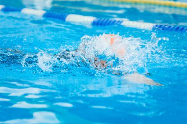 yüzme havuzunda profesyonel sporcu eğitimi    