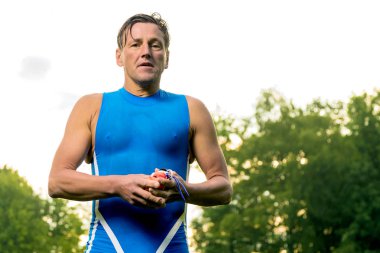 atletik erkek yüzücü düşük açı görünümü açık ayakta ve kamera bakarak