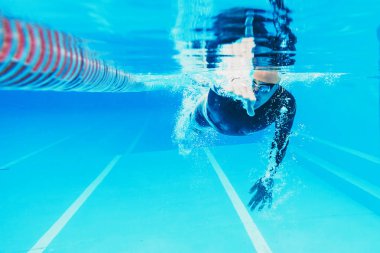 açık yüzme havuzunda erkek sporcu eğitimi sualtı görünümü 