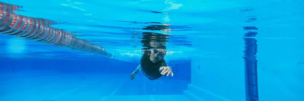 Vista Submarina Del Deportista Profesional Nadando Piscina —  Fotos de Stock