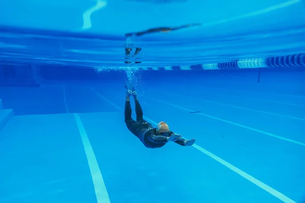 Podmořský Výhled Výcvik Mužského Sportovce Venkovním Bazénu — Stock fotografie