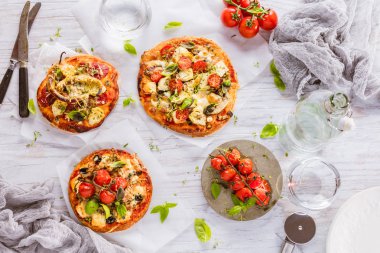 ahşap masada lezzetli malzemelerle lezzetli pişmiş pizza üst görünümü