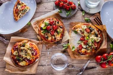 ahşap masada domates ile lezzetli pizza üst görünümü