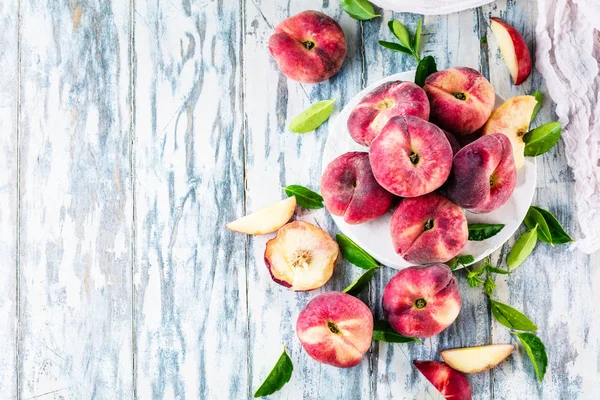 Vista Superior Melocotones Orgánicos Maduros Frescos Con Hojas Verdes Sobre — Foto de Stock