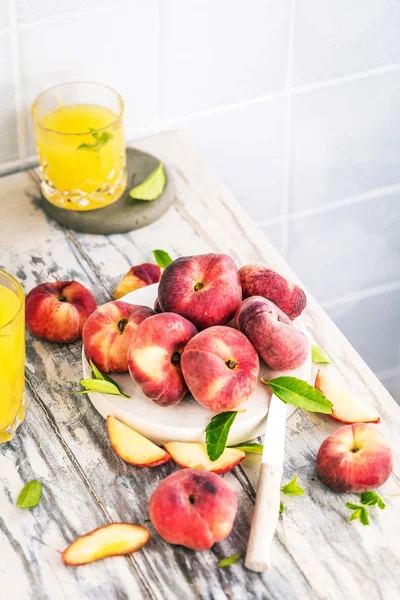 Vista Cerca Melocotones Maduros Frescos Cuchillo Vasos Jugo Mesa Madera — Foto de Stock