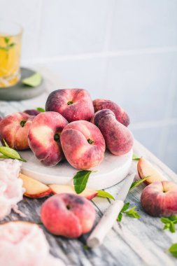 ahşap masa üzerinde taze olgun şeftali ve bıçak yakın çekim görünümü 