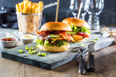 masada taze lezzetli hamburger ve patates kızartması yakın çekim görünümü