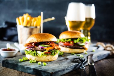 masada taze lezzetli hamburger ve patates kızartması yakın çekim görünümü