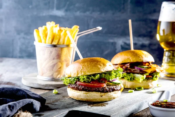 Close Uitzicht Verse Smakelijke Hamburgers Frietjes Tafel — Stockfoto