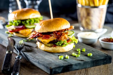 Ahşap tahta üzerinde lezzetli taze hamburger yakın çekim görünümü