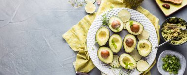 sağlıklı taze yarıya avokado, dilimlenmiş Limes, tost ve otlar gri yüzeyde üst görünümü 