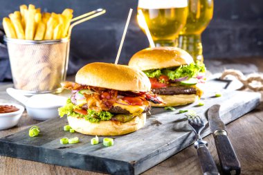 lezzetli hamburger, Masa üzerinde bira ve patates kızartması gözlük