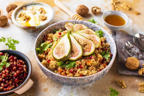 Vista Cerca Deliciosa Comida Saludable Con Frutos Secos Frutas Miel — Foto de Stock