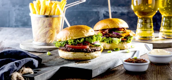 Lekkere Hamburgers Glazen Bier Frietjes Tafel — Stockfoto