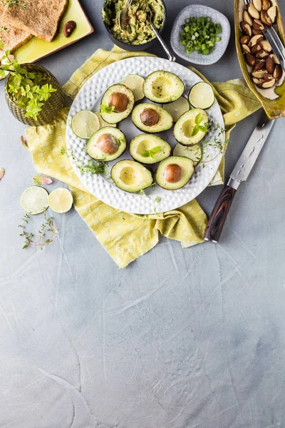 Topputsikt Över Friska Färska Halveras Avokado Skivade Lime Skålar Och — Stockfoto