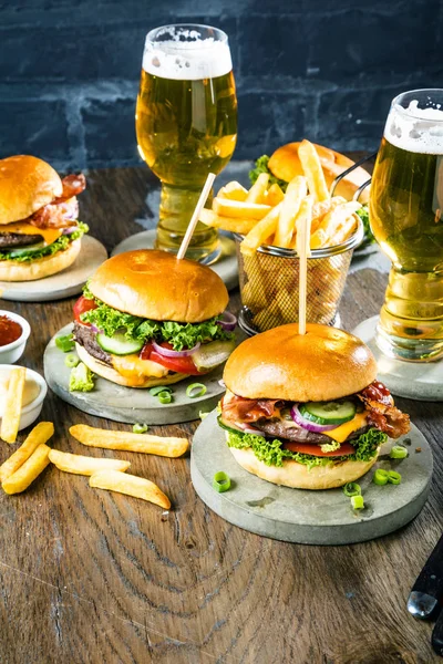 Close Uitzicht Heerlijke Hamburgers Frietjes Glazen Bier Tafel — Stockfoto