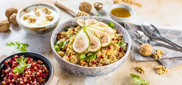 Vista Cerca Sabrosa Comida Saludable Con Frutas Nueces Semillas Granada — Foto de Stock