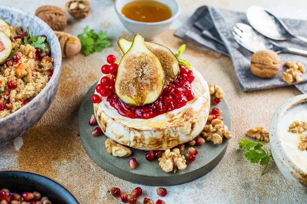 Vista Cerca Sabrosa Comida Saludable Con Frutas Frutos Secos Semillas — Foto de Stock