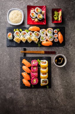 Chopsticks ile arduvaz panoları üzerinde geleneksel Asya Suşi üst görünümü