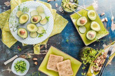 sağlıklı taze yarıya avokado, dilimlenmiş Limes, tost ve otlar üst görünümü 