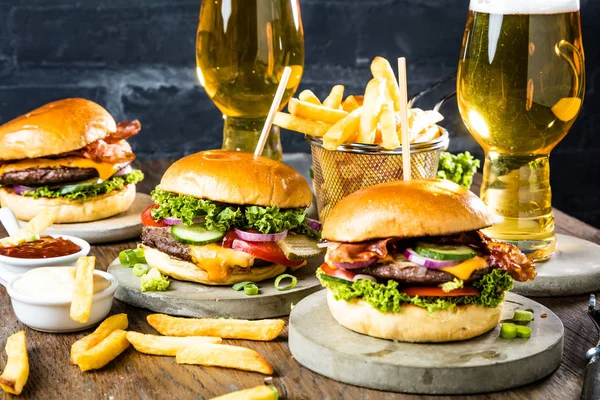 Close Uitzicht Verse Gastronomische Hamburgers Frietjes Glazen Bier Tafel — Stockfoto