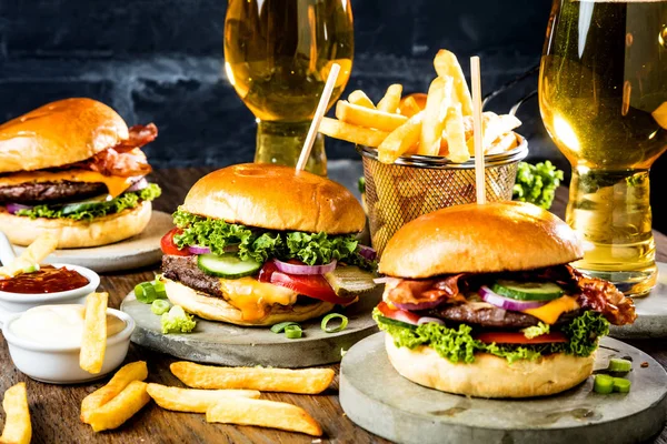 Gastronomische Hamburgers Frietjes Glazen Bier Tafel — Stockfoto
