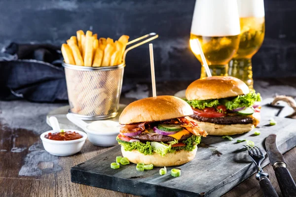 Close Uitzicht Smakelijke Hamburgers Frietjes Glazen Bier Tafel — Stockfoto