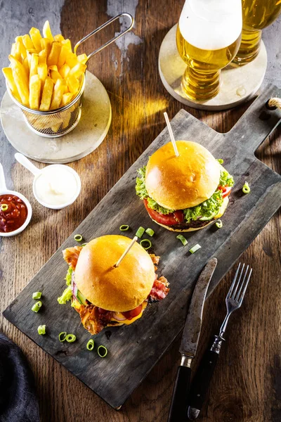 Top Uitzicht Van Smakelijke Hamburgers Houten Bord Frietjes Bier Glazen — Stockfoto