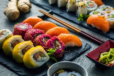 Chopsticks ve zencefil ile arduvaz panoları set lezzetli suşi yakın çekim görünümü