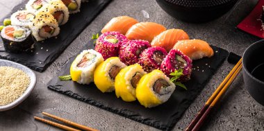 Chopsticks ile arduvaz panoları set lezzetli suşi yakın çekim görünümü