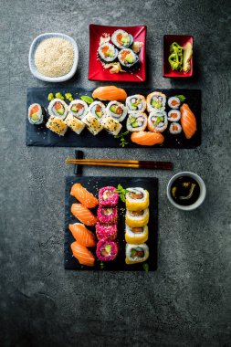 Tabaklara ve çubuklara yerleştirilmiş suşi manzarası