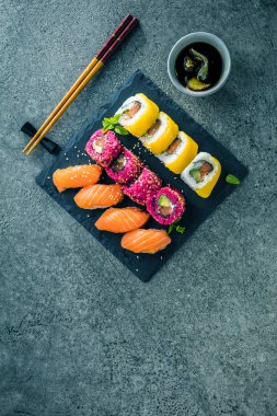 tabak ve Chopsticks set suşi üst görünümü