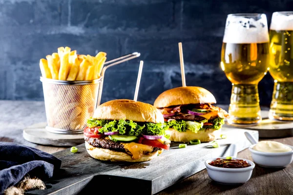 Close Uitzicht Smakelijke Hamburgers Frietjes Glazen Bier Tafel — Stockfoto