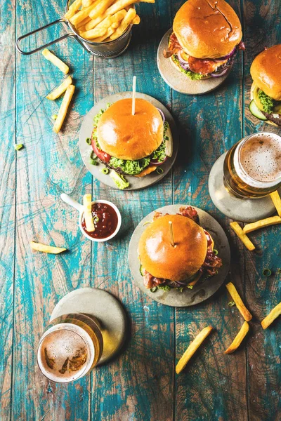 Top Uitzicht Smakelijke Hamburgers Frietjes Glazen Bier Houten Tafel — Stockfoto