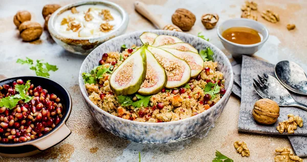 Vista Cerca Sabrosa Comida Saludable Con Frutas Nueces Semillas Granada — Foto de Stock