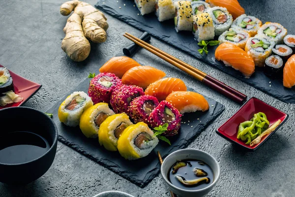 Ízletes Sushi Készlet Pala Táblák Pálcika Gyömbér — Stock Fotó