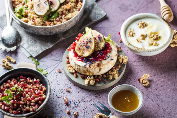 Vista Cerca Delicioso Bollo Con Frutas Nueces Miel Camembert Mesa — Foto de Stock