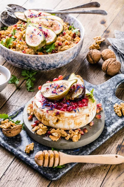 Närbild Läckra Scone Med Frukt Nötter Och Honung Träbord Camembert — Stockfoto