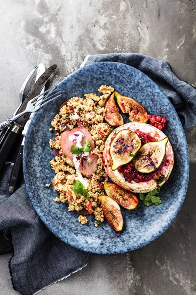 Sett Ovenfra Gourmetmat Med Frukt Bær Nøtter Honning Kamembert Ost – stockfoto