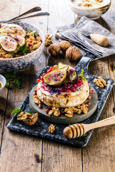 Närbild Gourmetskålen Med Frukt Bär Nötter Och Honung Träbord Camembert — Stockfoto