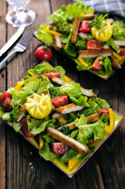 croutons, kiraz domates ve ızgara tavuk ile salata yakın çekim görünümü