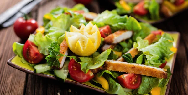 Vista Perto Salada Com Croutons Tomate Cereja Frango Grelhado — Fotografia de Stock