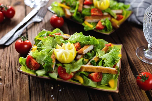 Vista Cerca Ensalada Con Croutons Tomates Cherry Pollo Parrilla — Foto de Stock