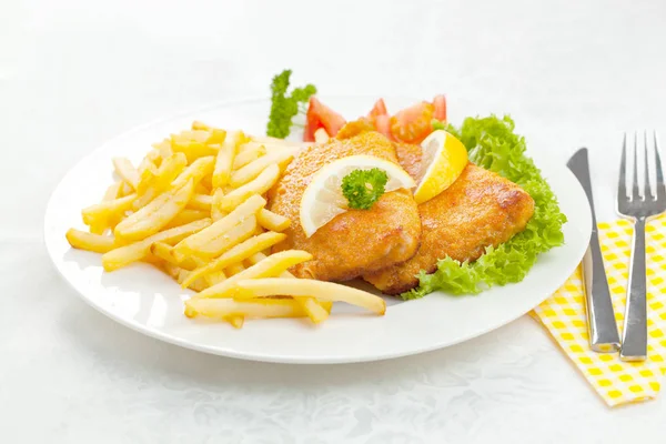 Nahaufnahme Von Pommes Mit Fleisch Und Gemüse Auf Dem Teller — Stockfoto