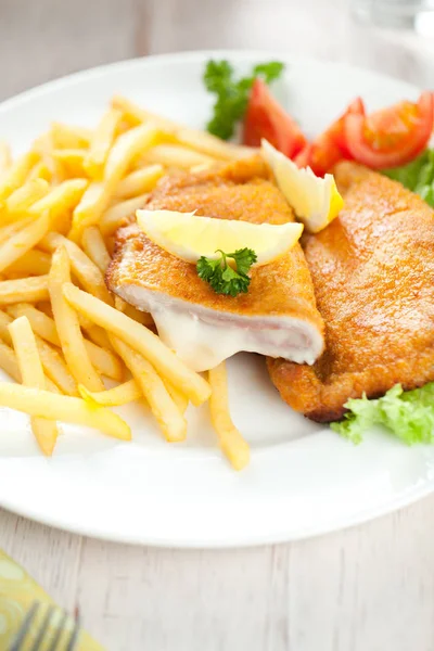 Vista Cerca Deliciosas Papas Fritas Con Carne Verduras Mesa — Foto de Stock