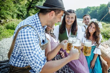 Bavyera kostümleri mutlu arkadaşlar bira gözlük clinking ve birlikte açık havada eğlenmek, oktoberfest kavramı