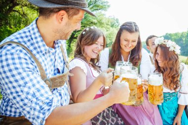 Bavyera kostümleri mutlu arkadaşlar bira gözlük tutan ve birlikte açık havada eğlenmek, oktoberfest kavramı 